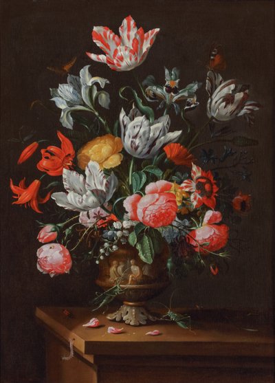Tulipanes y otras flores en jarrón barroco de gres pintado sobre repisa de madera de Jacob Marrel