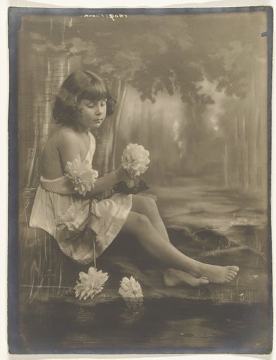 Retrato de niña descalza con ramo de flores en la mano de Jacob Merkelbach
