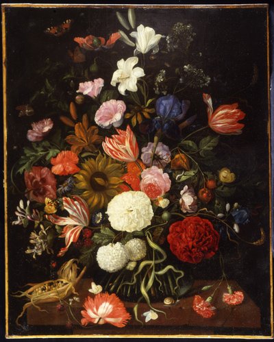 Amapolas, tulipanes, rosas, claveles, bola de nieve, lirios, iris, un girasol y otras flores en un jarrón de vidrio con una mazorca de maíz en un saliente de Jacob Rootius