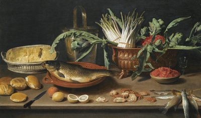 Naturaleza muerta con un pescado en un plato de terracota, racimos de espárragos, alcachofas y cerezas en un plato festoneado, junto con medio queso en una cesta, panecillos, fraises de bois, limones, naranjas y cangrejos, todo dispuesto sobre una mesa. de Jacob Van Es