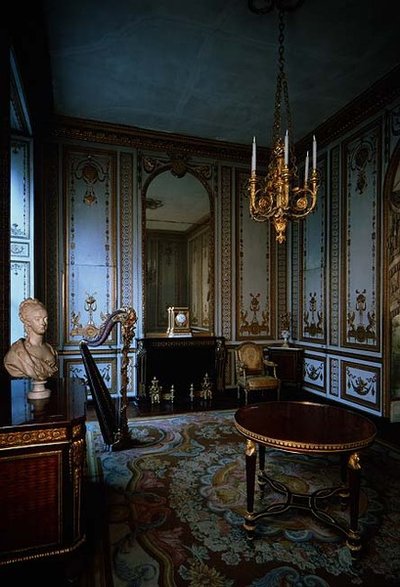 El Gabinete Interior de la Reina decorado con paneles blancos y dorados por Jacques Verberckt de Jacques Ange Gabriel