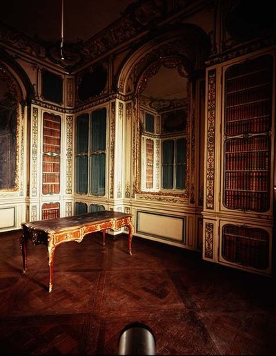 La Biblioteca de Luis XV con paneles blancos y dorados por Jacques Verberckt c.1730s de Jacques Ange Gabriel