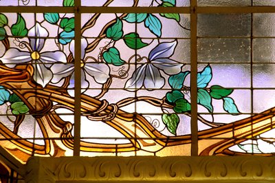 Nancy (departamento 54), Art Nouveau, “La vidriera de las clemátides” (1901) - (detalle), vitrales de Jacques Gruber (1870-1936), en Crédit Lyonnais, rue St Georges de Jacques Gruber