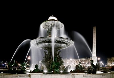 Vista de la fuente hecha por Jacques Ignace Hittorff y el obelisco de la Place de la Concorde en París de Jacques Ignace Hittorff