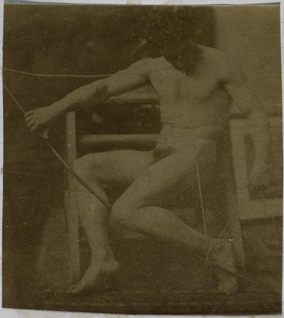 Estudio de un modelo desnudo masculino sentado en un escalón, visto de frente con una cuerda y un lazo en el regazo, en el estudio de Jacques de Lalaing de Jacques Lalaing (attributed to)