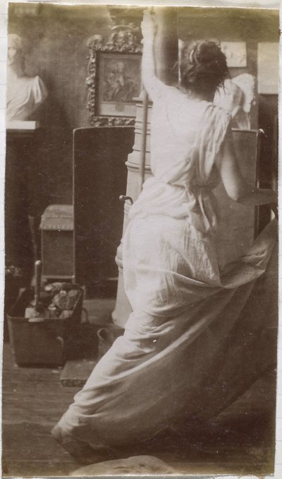 Estudio de una modelo femenina con drapeado, vista desde atrás, en el estudio de Jacques de Lalaing de Jacques Lalaing (attributed to)