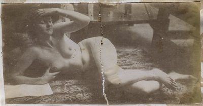 Estudio de una modelo de desnudo femenino, acostada sobre una piel de tigre, en el estudio de Jacques de Lalaing de Jacques Lalaing (attributed to)