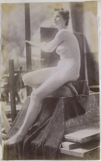 Estudio de un modelo desnudo femenino, sentado en el podio y visto de lado, en el estudio de Jacques de Lalaing, estudio preliminar para la tumba de Fernand Scribe en el cementerio de Gante de Jacques Lalaing (attributed to)