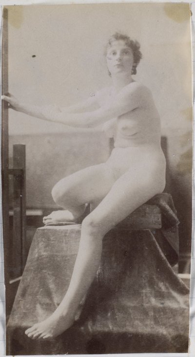 Estudio de una modelo de desnudo femenino, sentada en el escenario y vista de frente, en el estudio de Jacques de Lalaing, estudio preliminar para la tumba de Fernand Scribe en el cementerio de Gante de Jacques Lalaing (attributed to)