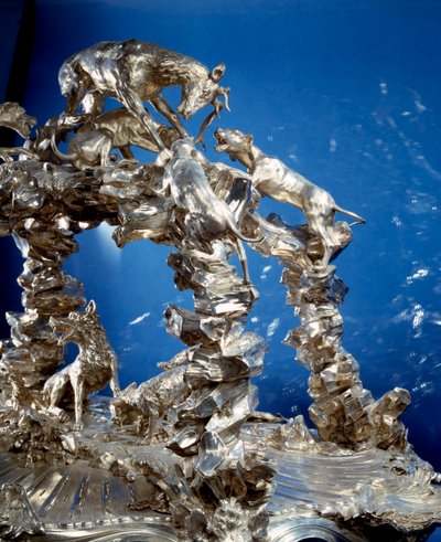 Mesa principalmente de Louis Henri, Duque de Borbón, Príncipe de Condé esculpida con una escena de caza en plata por Jacques Nicolas Roettiers (1736-1788) También conocido como Roettiers de la Tour. 1736. París, Museo del Louvre de Jacques Nicolas Roettiers