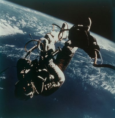 El astronauta Edward White realiza la primera caminata espacial estadounidense, 3 de junio de 1965 de James A McDivitt