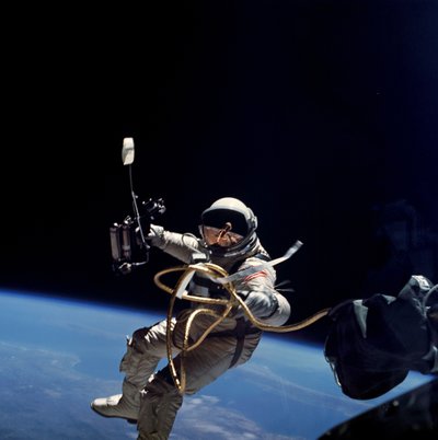 Ed White realiza la primera caminata espacial de EE.UU., 1965 de James A McDivitt