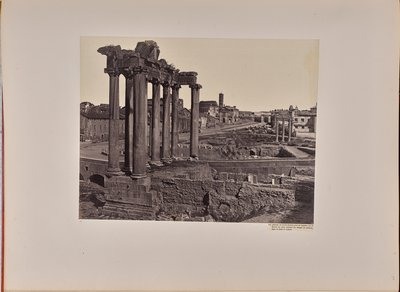 Vista general del Foro Romano tomada desde el Capitolio, con las ocho columnas del Templo de Saturno en primer plano y el Coliseo al fondo de James Anderson