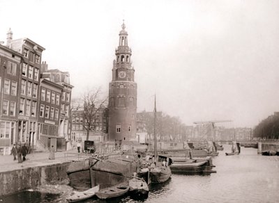 Barcazas en el canal frente a la Montelbaanstoren, Ámsterdam, 1898 de James Batkin