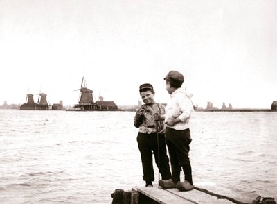Niños junto a un canal, Laandam, Países Bajos, 1898 de James Batkin