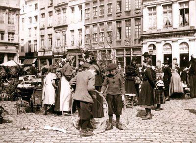 Niños con aros en un mercado, Róterdam, 1898 de James Batkin