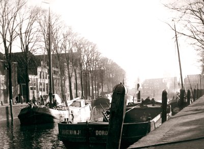 Barcos en el canal, Dordrecht, Países Bajos, 1898 de James Batkin