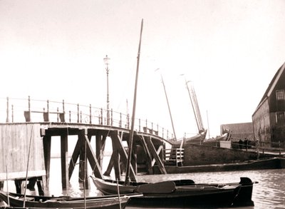 Barcos de canal, Isla Marken, Países Bajos, 1898 de James Batkin