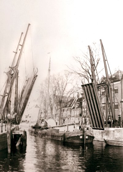 Puente del canal y barcos, Dordrecht, Países Bajos, 1898 de James Batkin
