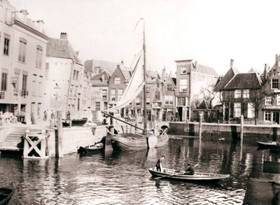 Patio del canal, Dordrecht, Países Bajos, 1898 de James Batkin