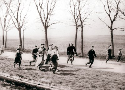Niños corriendo junto a un canal, Monnickendam, Países Bajos, 1898 de James Batkin