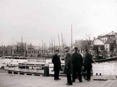 Hombres junto a un barco canal, Róterdam, 1898 de James Batkin