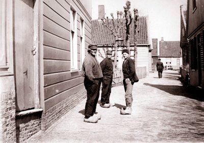 Hombres con traje tradicional, Broek, Países Bajos de James Batkin
