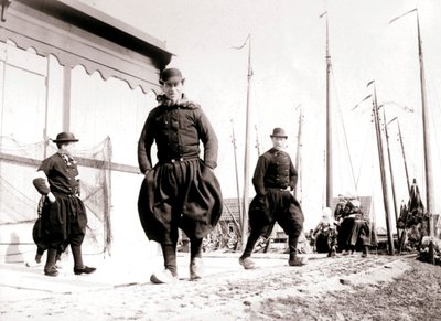 Hombres con vestimenta tradicional, Isla Marken, Países Bajos, 1898 de James Batkin
