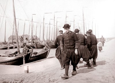 Hombres con traje tradicional, Isla Marken, Países Bajos de James Batkin