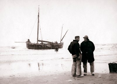 Hombres en la orilla, Scheveningen, Países Bajos, 1898 de James Batkin
