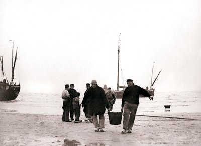 Hombres en la orilla, Scheveningen, Países Bajos, 1898 de James Batkin