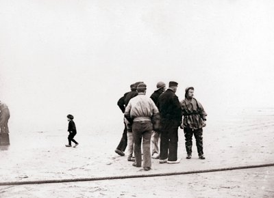 Hombres en la orilla, Scheveningen, Países Bajos, 1898 de James Batkin
