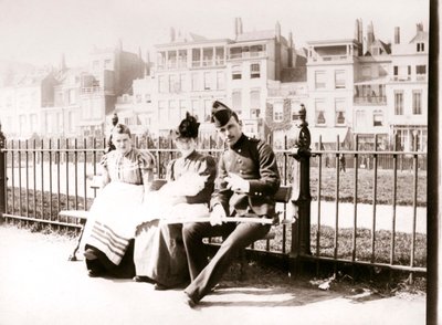 Personas en un banco, Róterdam, 1898 de James Batkin