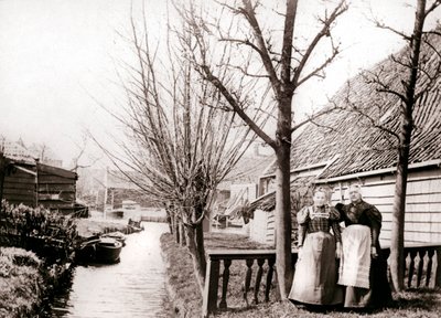 Dos mujeres en la orilla de un canal, Broek, Países Bajos, 1898 de James Batkin