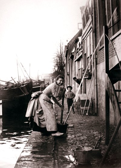 Mujer fregando la calle, Dordrecht, Países Bajos, 1898 de James Batkin
