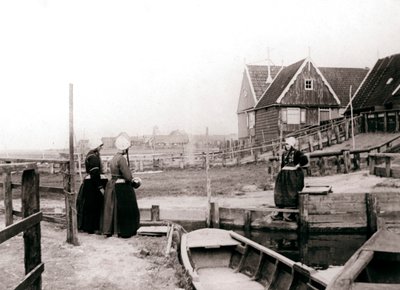 Mujeres en traje tradicional, Isla Marken, Países Bajos, 1898 de James Batkin