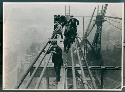 Trabajadores precariamente encaramados en lo alto del emergente Puente Tyne en 1927 de James Geddie