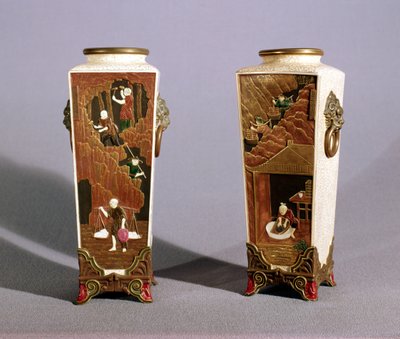 Par de jarrones de estilo japonés que representan la minería de cobalto y arcilla japonesa, Worcester de James Hadley