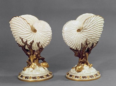 Par de jarrones de Worcester con forma de conchas de Nautilus, 1880 de James Hadley