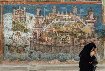 Un fresco representa el día en que Contantinopla cayó en manos de los otomanos. Bucovina, Rumanía. de James L Stanfield
