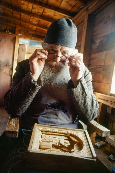 Un maestro tallador y sacerdote ortodoxo posa con su obra. Monte Athos, Grecia. de James L Stanfield
