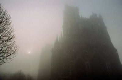 Vista en la bruma matinal de Notre-Dame en Amiens. CATEDRAL DE NOTRE-DAME, AMIENS,... de James L Stanfield
