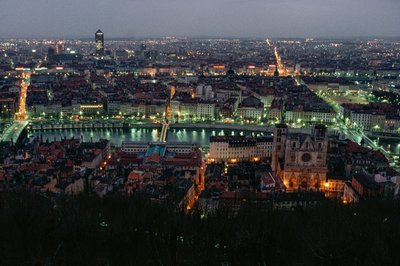 Una vista de Lyon entre el Puente de la Feuillite, el Puente Bonaparte a dos ght.... de James L Stanfield