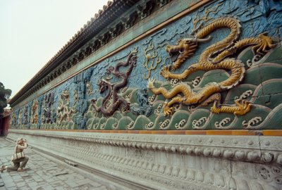 Una mujer fotografía la Pantalla de los Nueve Dragones. Parque Beihai, Pekín, República Popular China. de James L Stanfield