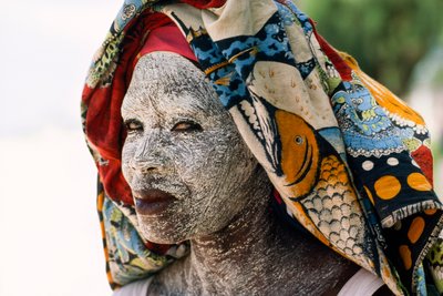 Una mujer lleva mussiro de crema de corteza de tierra para protegerse la cara del sol. Mocambiq... de James L Stanfield