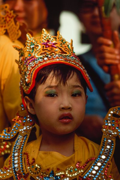 Un joven devoto en el Festival Tabaung. Pagoda de Shwe Dagon, Rangún, Birmania. de James L Stanfield