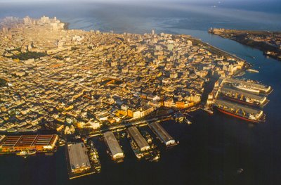 Vista aérea de La Habana Vieja, el Puerto de La Habana, el Canal del Puerto, la Bahía de la Ha... de James L Stanfield