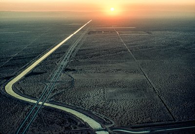 Vista aérea del Canal All-American mientras el sol abrasador se pone por el oeste. El can... de James L Stanfield