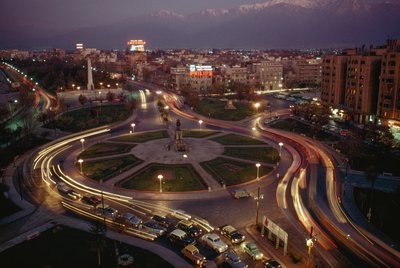 Coche, las luces de la ciudad iluminan la Plaza Baquedano. Santiago, Chile de James L Stanfield