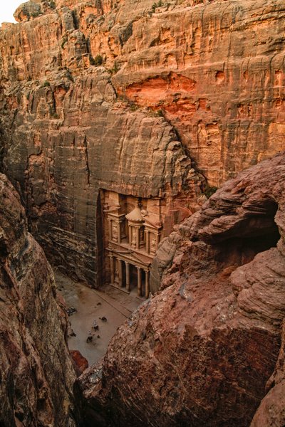 Vista elevada del templo nabateo llamado Al-Khazneh akd el Tesoro del Faraón... de James L Stanfield